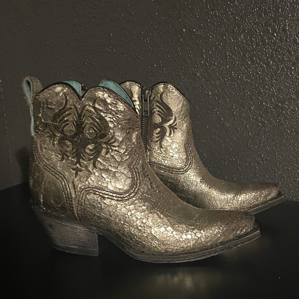 Corral Silver snip toe booties NWOT
